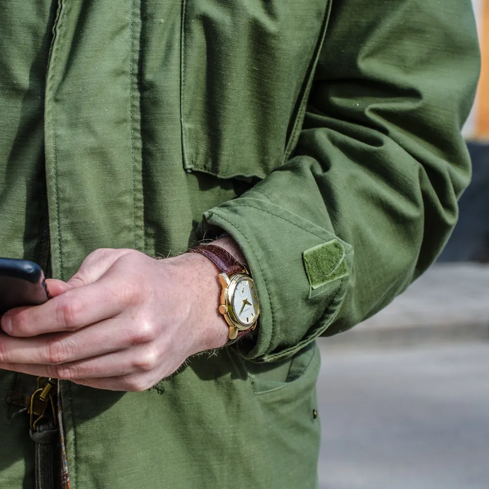 Herrklocka i guld med vit urtavla och brunt lderarmband