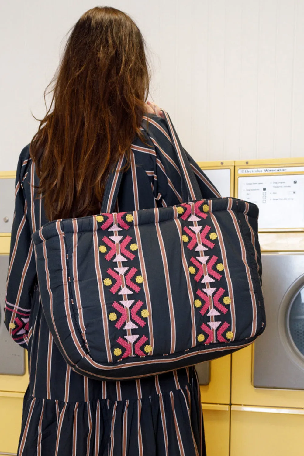 Izzie Xl Totebag | Black | Taske fra Black Colour