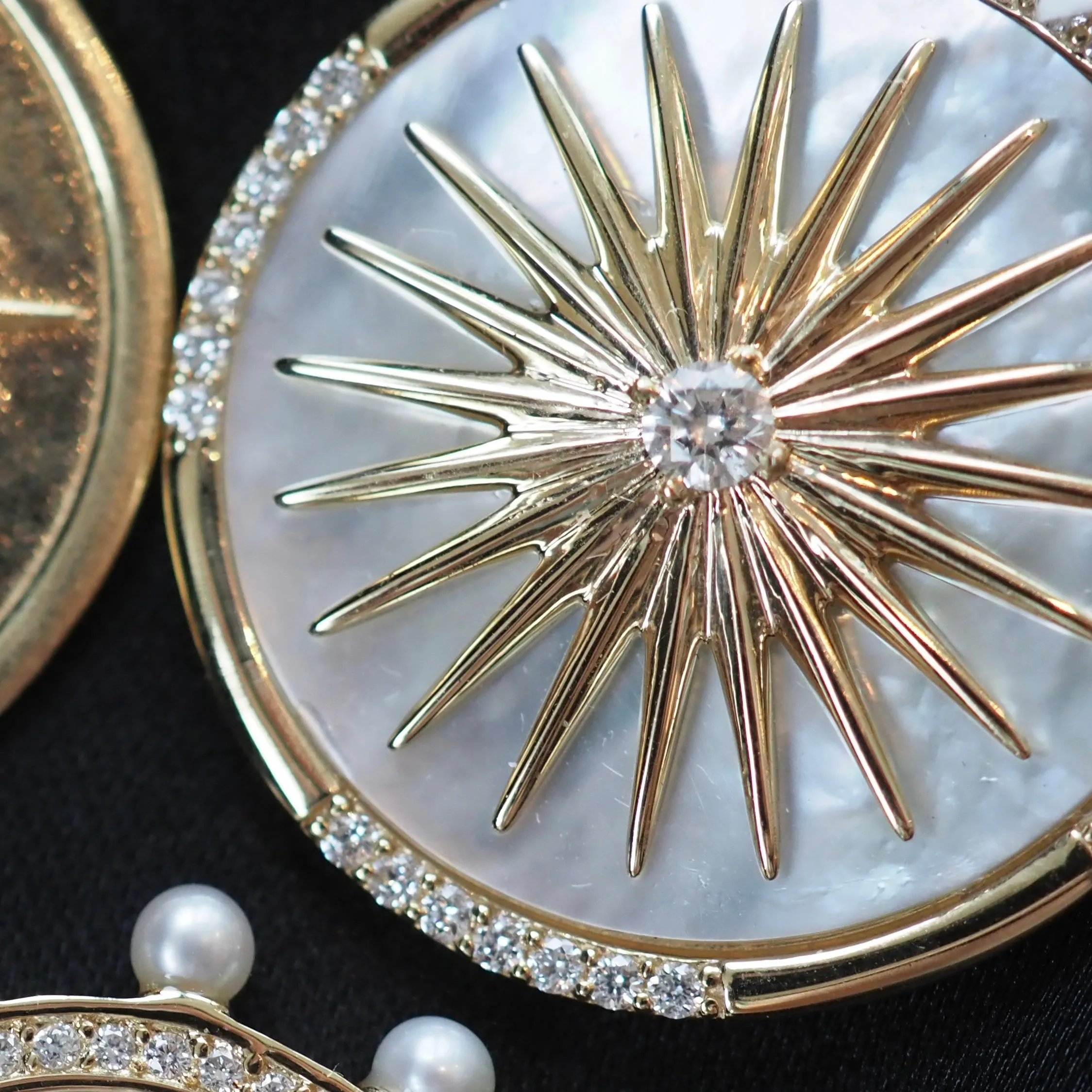 LIZA PEARL BURST DISC PENDANT.