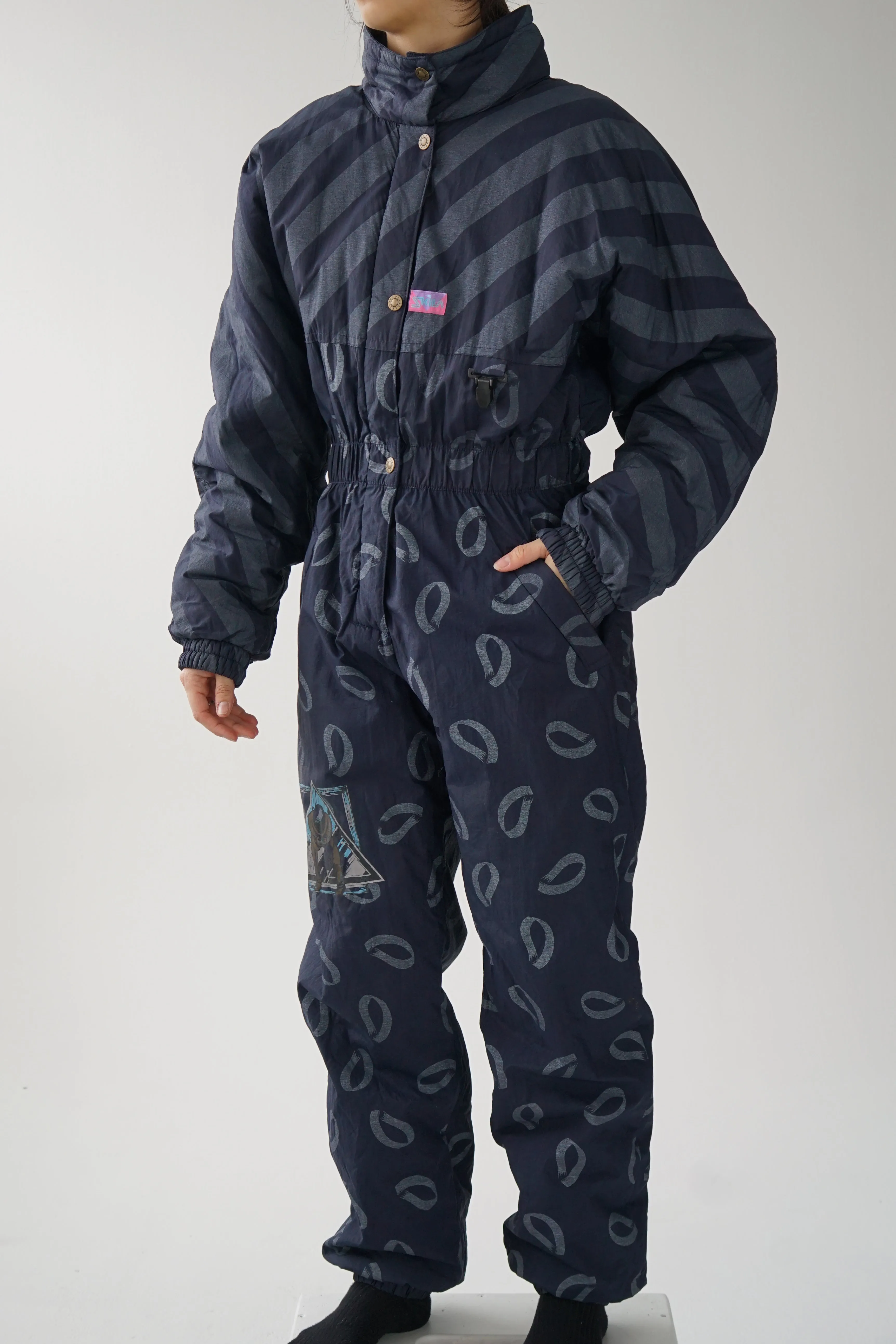 One piece vintage Skila ski suit, snow suit bleu foncé avec motifs ski taille 40