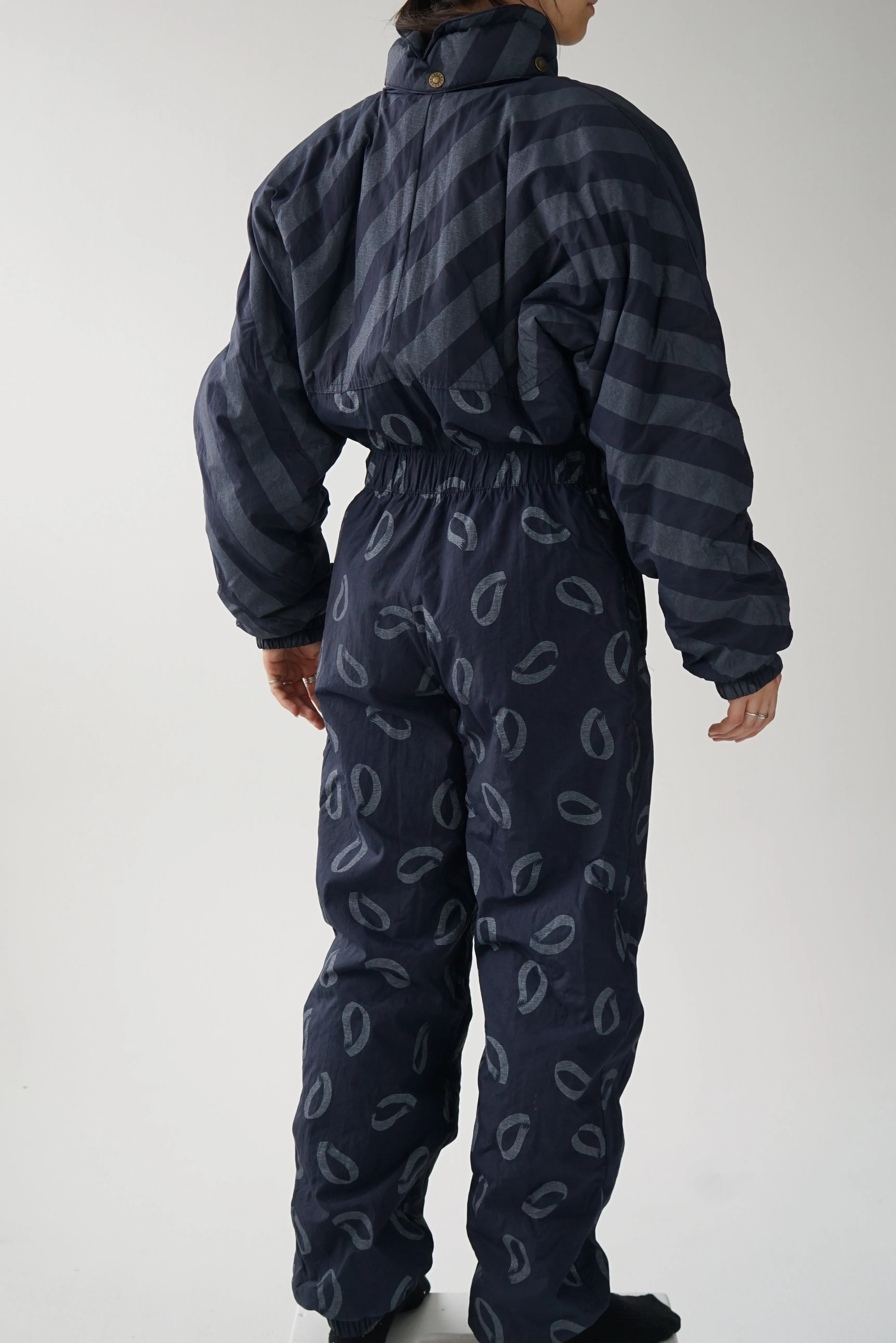 One piece vintage Skila ski suit, snow suit bleu foncé avec motifs ski taille 40