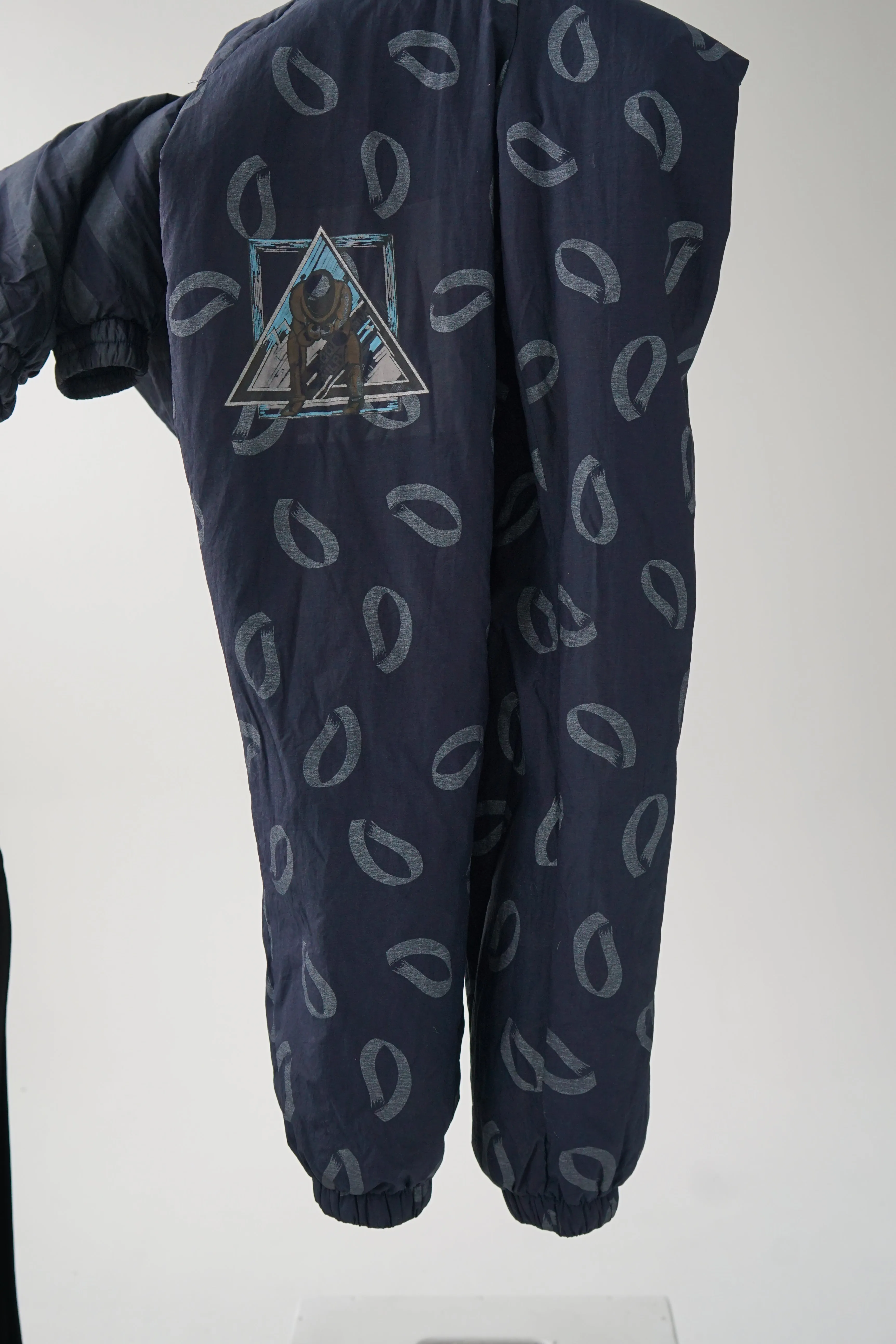 One piece vintage Skila ski suit, snow suit bleu foncé avec motifs ski taille 40