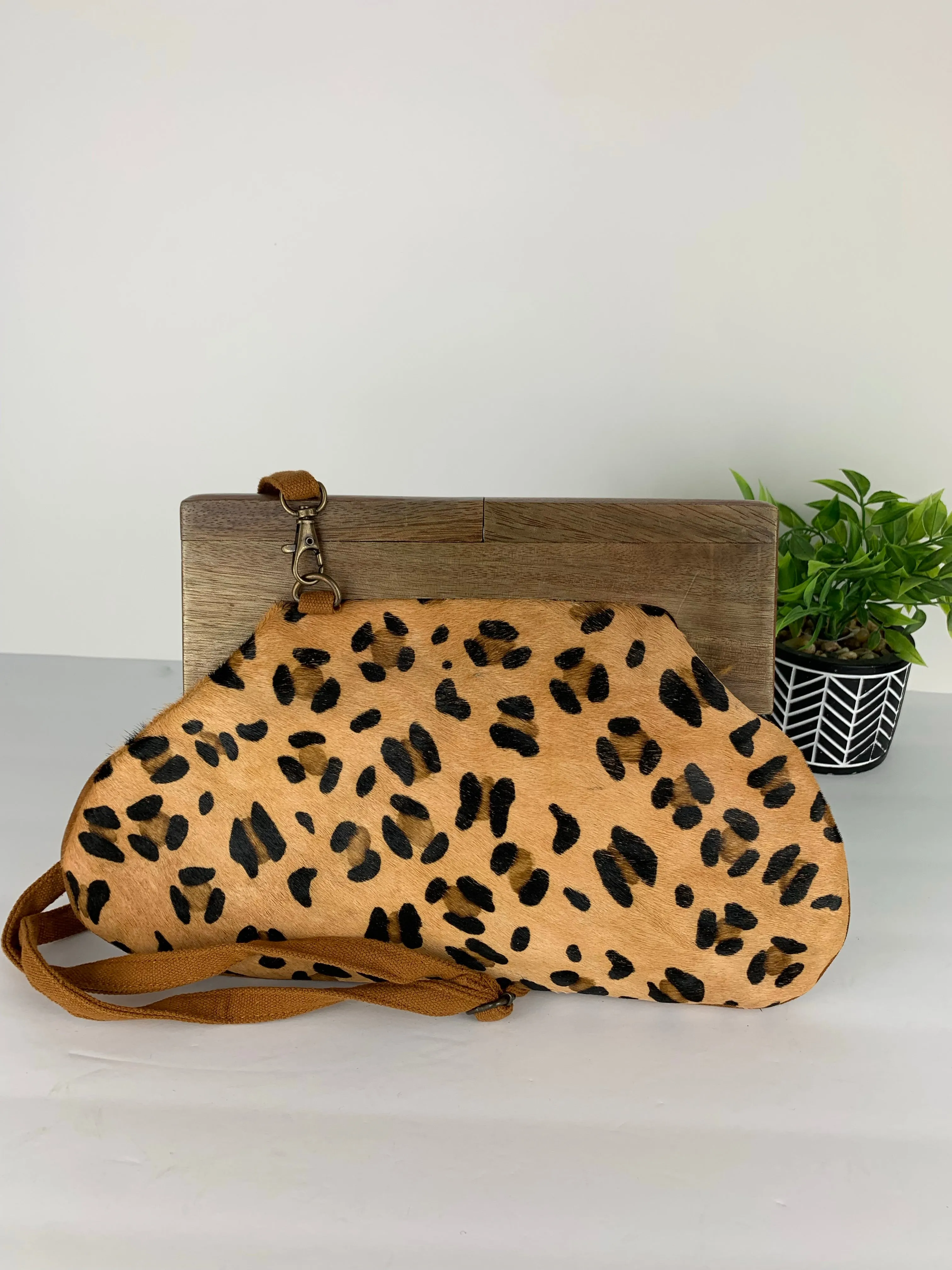 Siwan Leopard Clutch